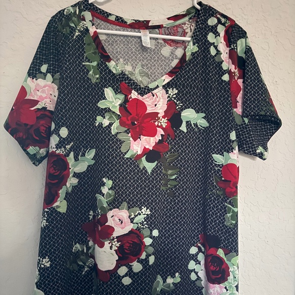 LulaRoe Christy T - Picture 1 of 2